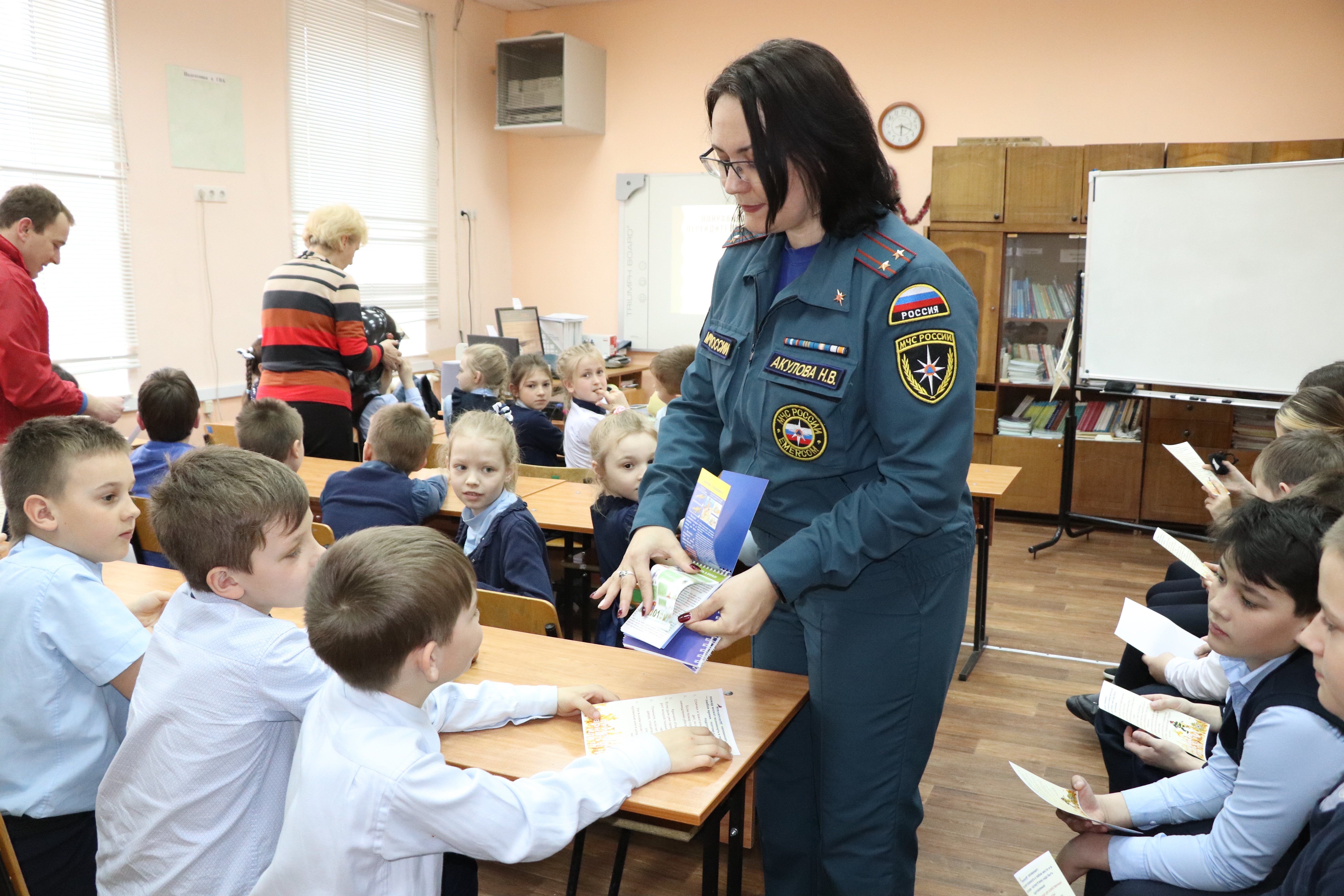 Ученик обж. МЧС это ОБЖ. Занятие пожарная безопасность в школе. Урок в школе день пожарной охраны. День ОБЖ В школе.