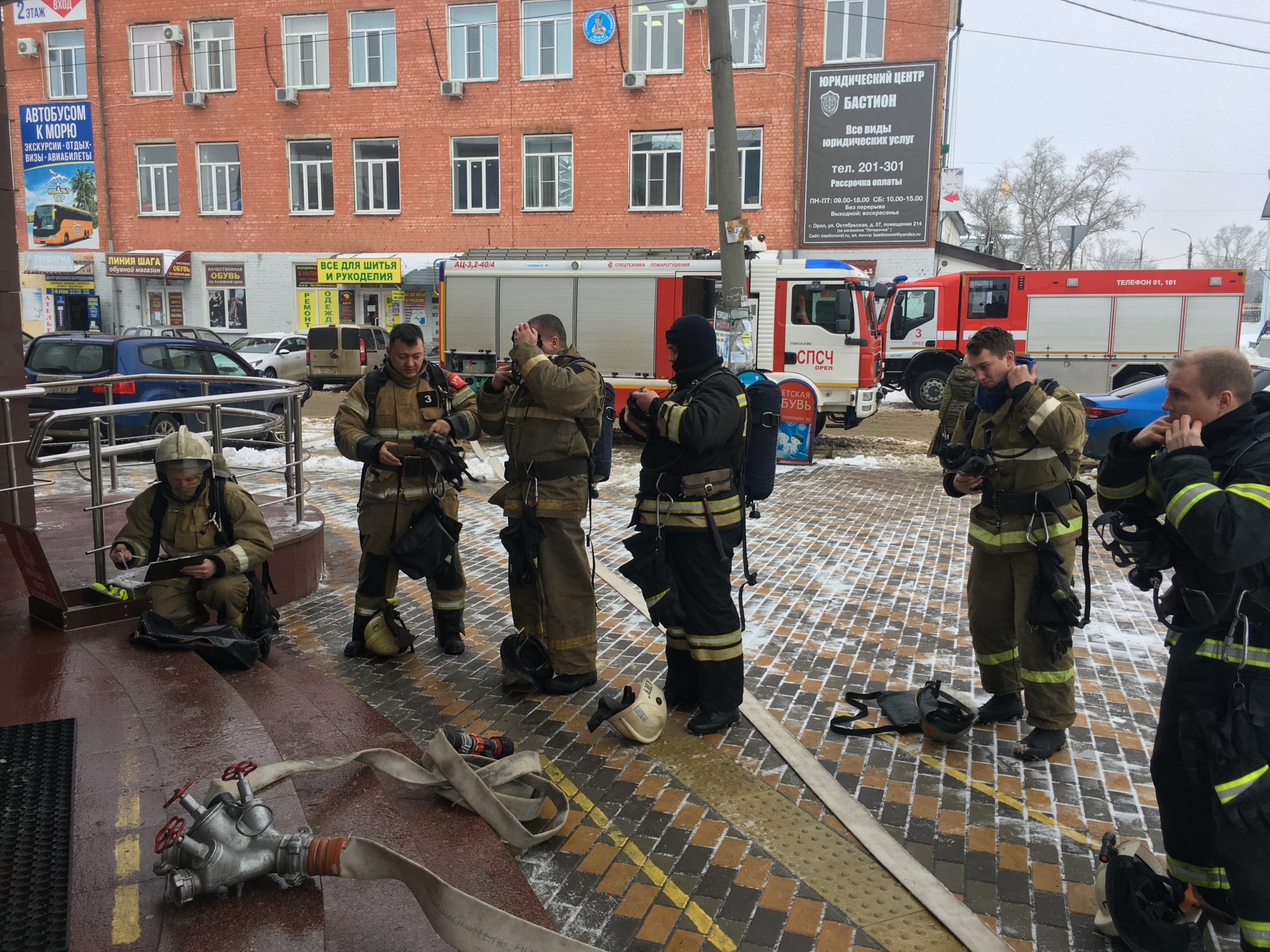 Орловские огнеборцы провели пожарно-тактическое занятие в торговом центре -  Новости - Главное управление МЧС России по Орловской области