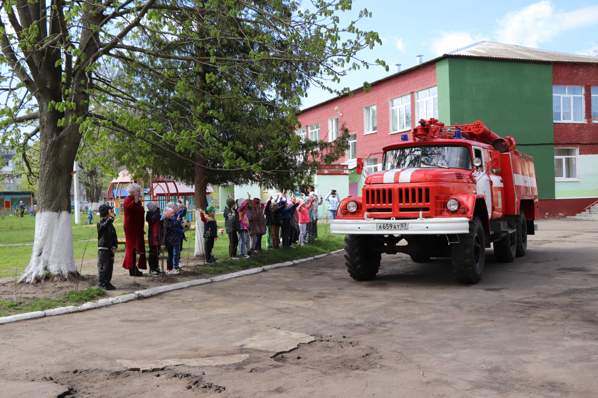 Волшебная пожарная машина приехала в гости к детсадовцам поселка Знаменка |  05.05.2022 | Орел - БезФормата