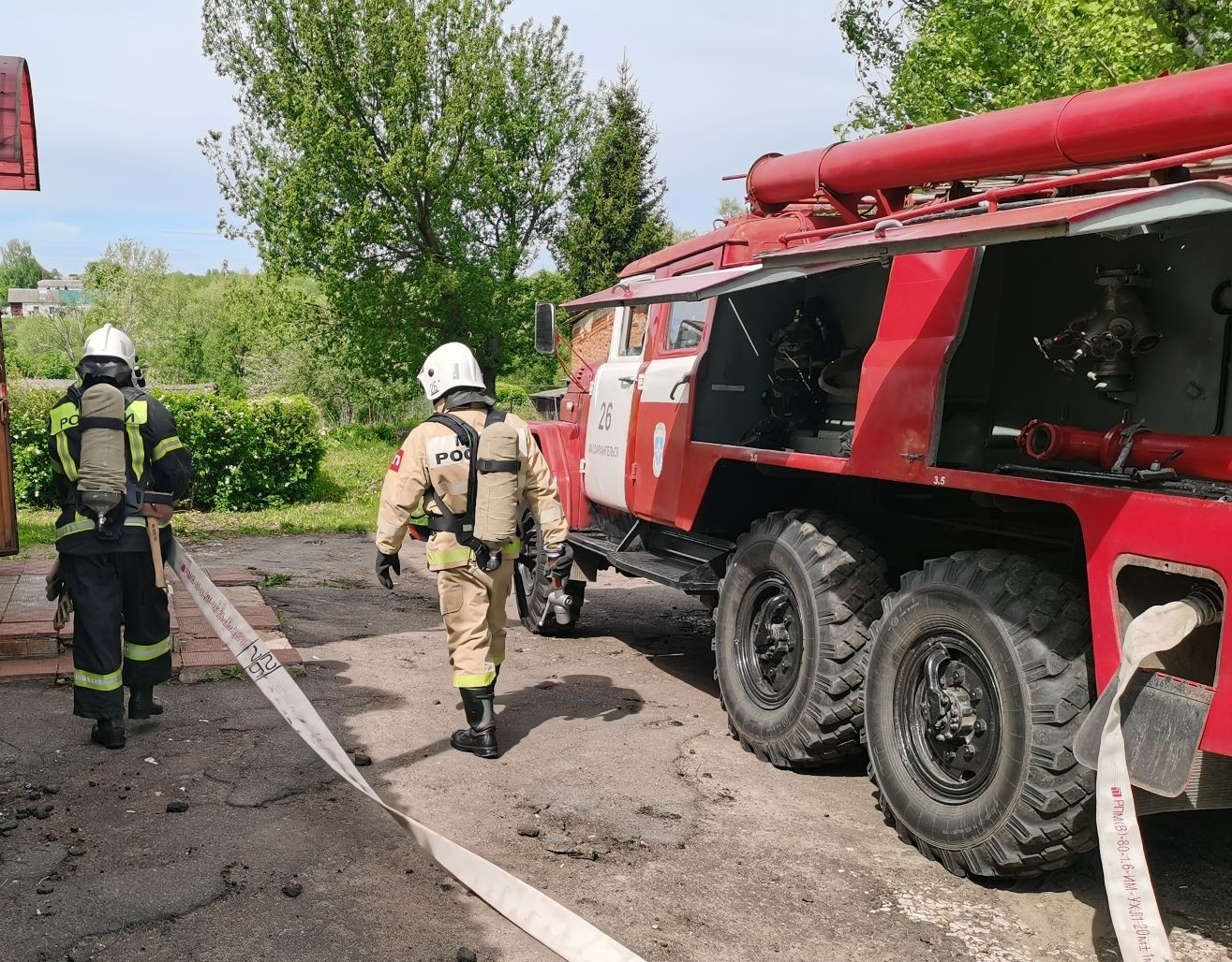 Око последние новости. Пожарные России. Пожарные МЧС России. Тушение пожара в здании. МЧС проведение работ.