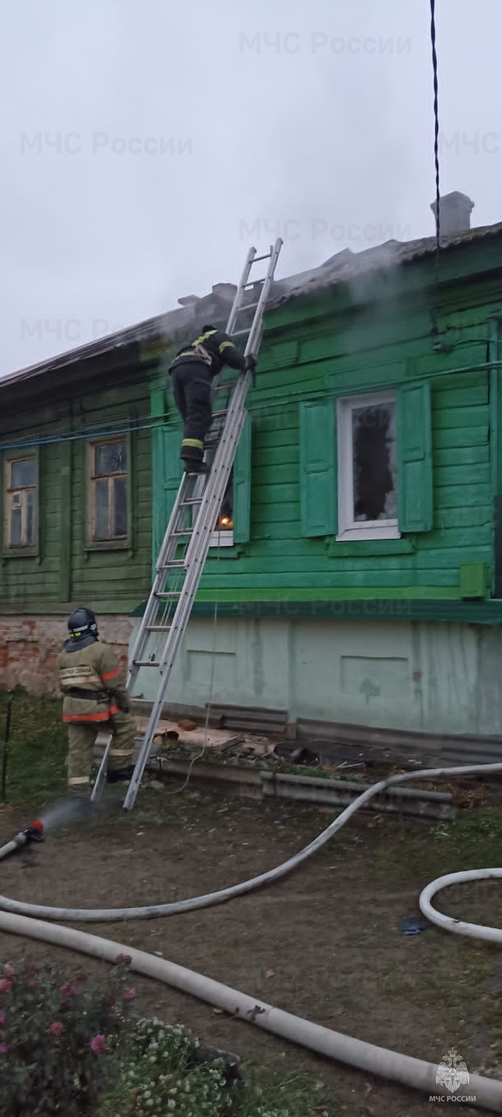 В Орле субботним утром на пожаре спасли бабушку | 19.11.2022 | Орел -  БезФормата