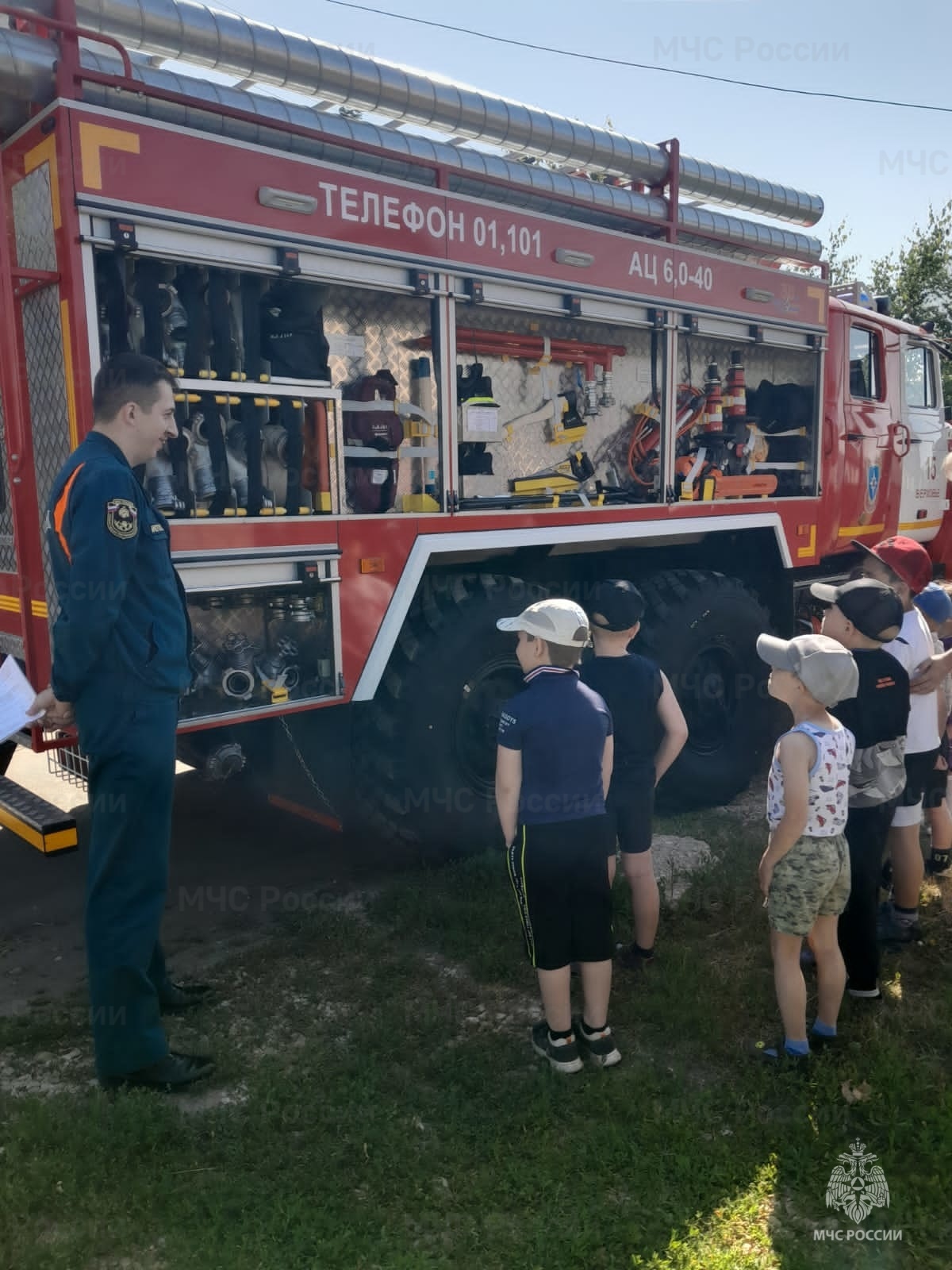 В рамках пожарно-тактического занятия Верховские огнеборцы рассказали  дошколятам о секретах своей профессии | 26.06.2023 | Орел - БезФормата