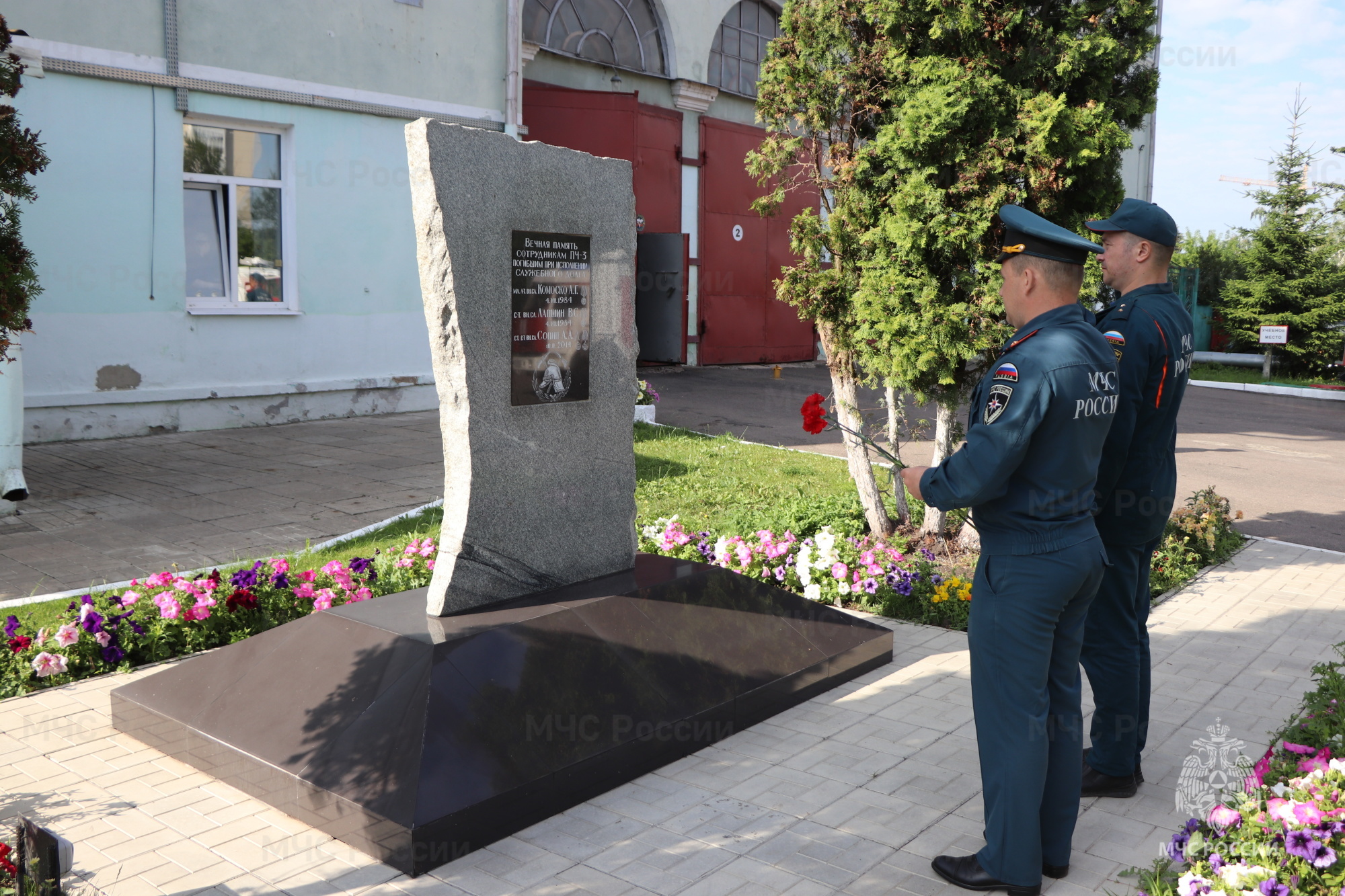 В памяти на века: сотрудники отдают дань подвигу отважных огнеборцев  Орловщины | 04.07.2023 | Орел - БезФормата