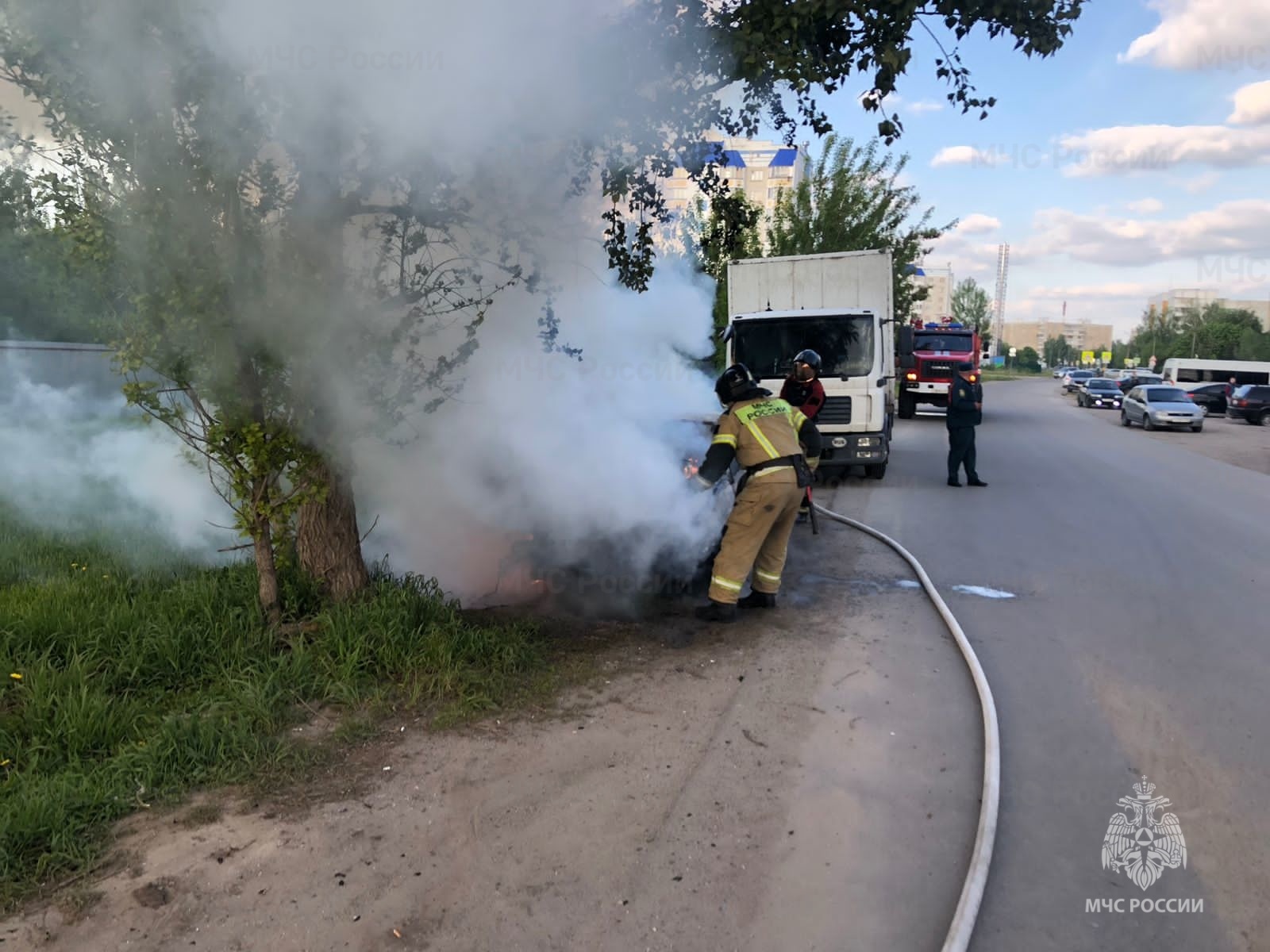 В Орле пожарные эвакуировали 10 человек из-за загоревшегося холодильника и  потушили 2 автомобиля – итоги суток - Новости - Главное управление МЧС  России по Орловской области